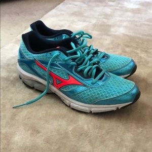 Mizuno women’s tennis shoes